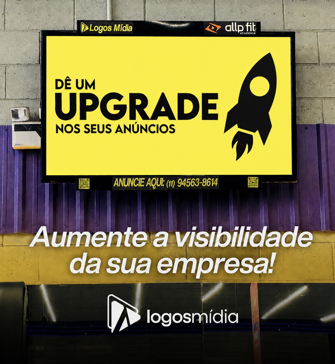 Tela da Logos Mídia instalada em academia, exibindo anúncio indoor